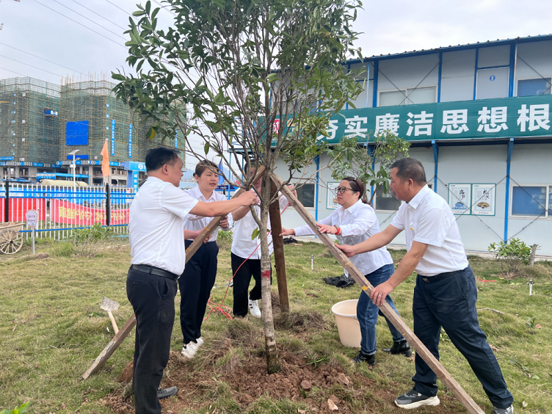 第一分公司第三黨支部與賀州城投集團(tuán)機(jī)關(guān)第一黨支部、賀州城投實(shí)業(yè)公司黨支部聯(lián)合開展主題黨日活動(dòng).png